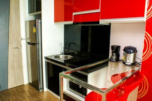 Réfrigérateur grande capacité avec congélateur, four à micro-ondes