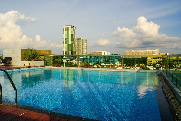 2 outdoor pools, a rooftop pool