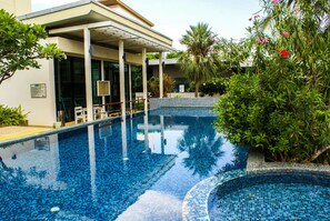 2 outdoor pools, a rooftop pool