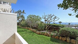 Un jardin bien entretenu, avec une grande variété de plantes et une vue dégagée sur l’océan.