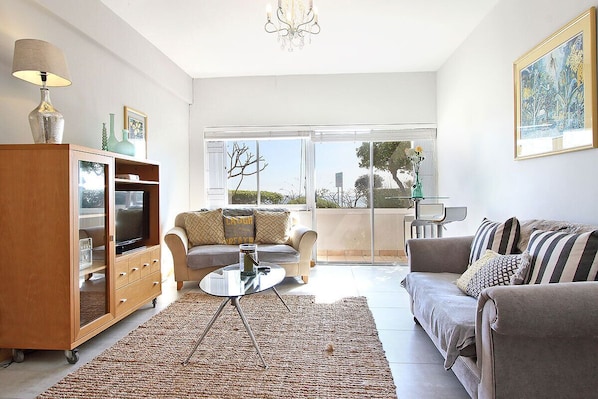Apartment, 1 Bedroom, Ocean View | Living area
