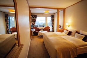 Room, Patio (with shower bath tub) | Hypo-allergenic bedding, down duvets, minibar, in-room safe - Hotel Waldhaus Ohlenbach (Schmallenberg)