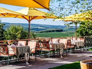 2 restaurantes; se sirve desayuno, almuerzo y cena
