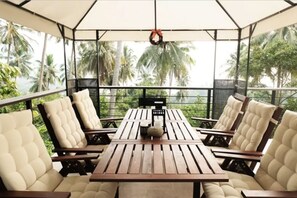 2 Bedrooms Villa | Essbereich im Zimmer