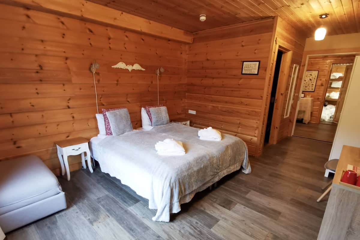 triple room, private bathroom | 1 bedroom, desk, blackout curtains, iron/ironing board