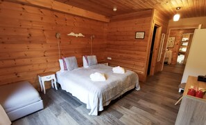 Triple Room, Private Bathroom | Desk, blackout drapes, iron/ironing board, free cribs/infant beds