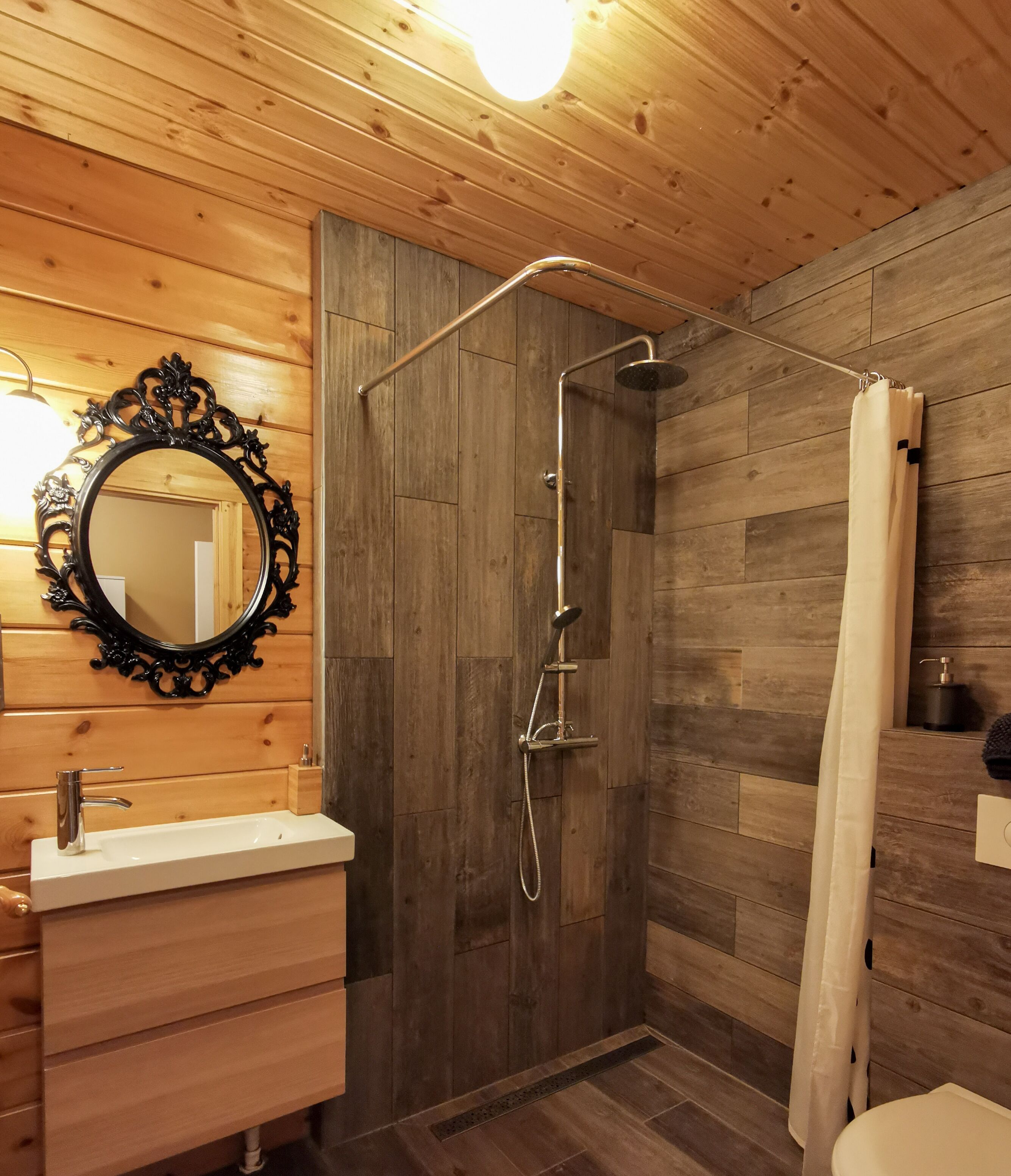 triple room, private bathroom | bathroom | shower, free toiletries, hair dryer, towels