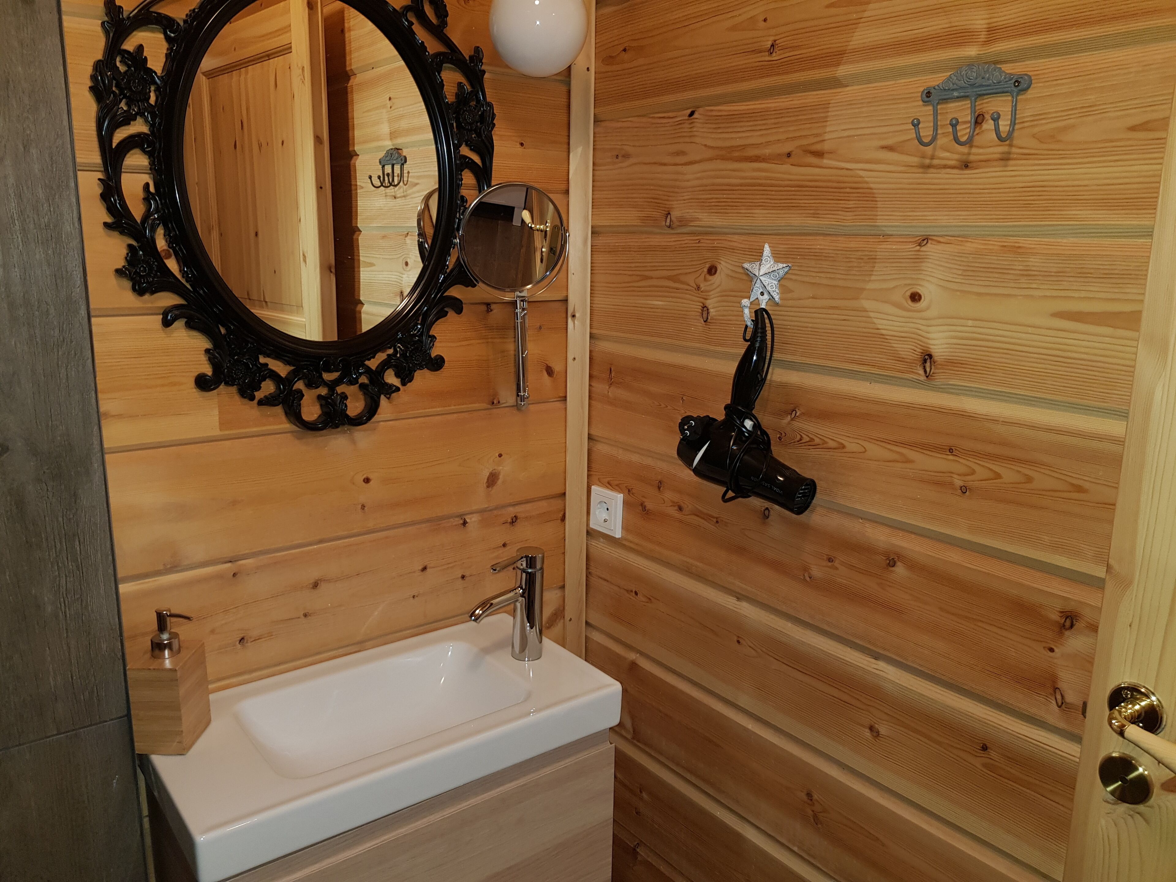 triple room, private bathroom | bathroom | shower, free toiletries, hair dryer, towels