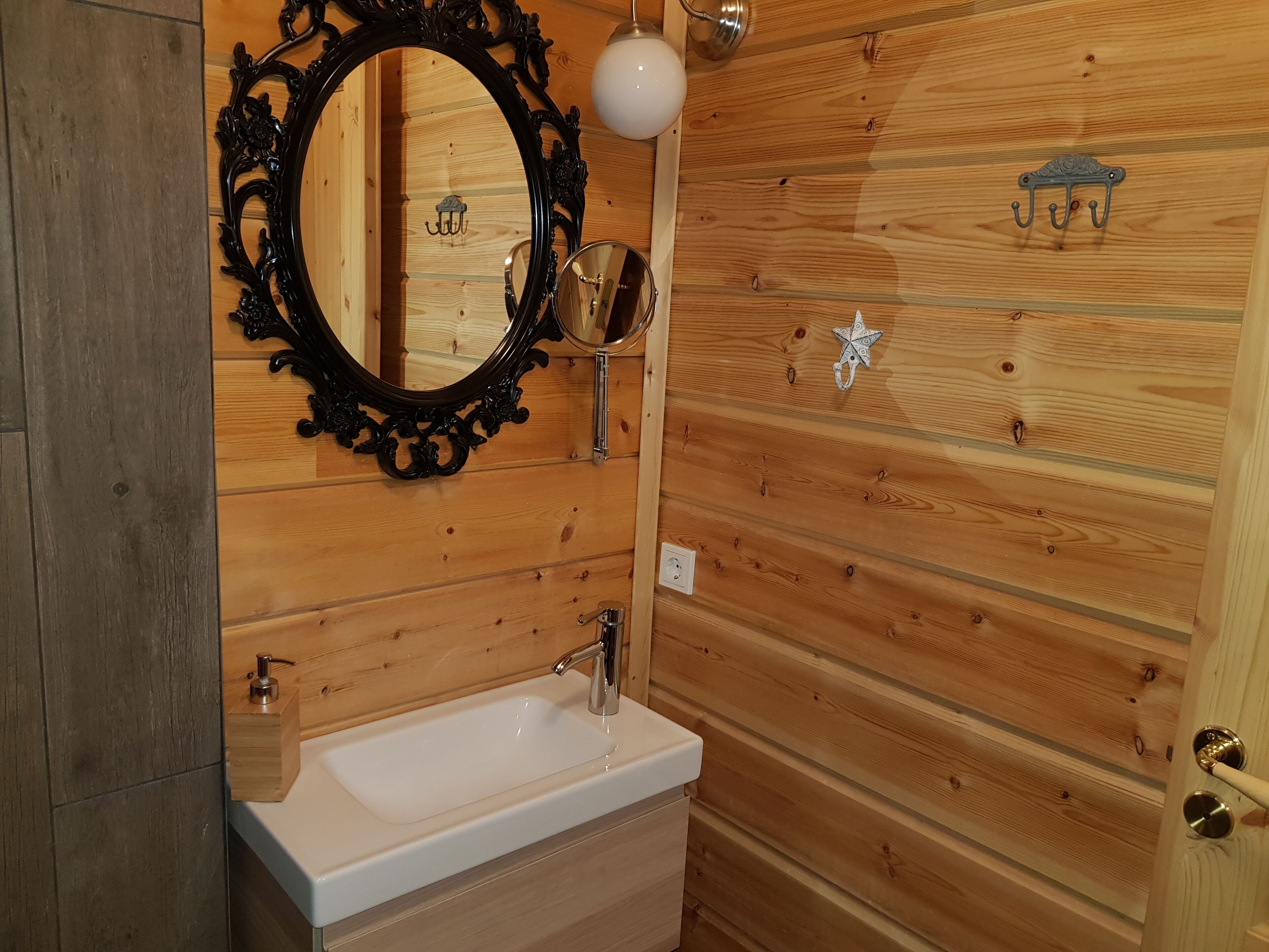 triple room, private bathroom | bathroom | shower, free toiletries, hair dryer, towels