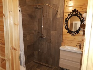Family Quadruple Room, Private Bathroom | Bathroom | Shower, free toiletries, hair dryer, towels
