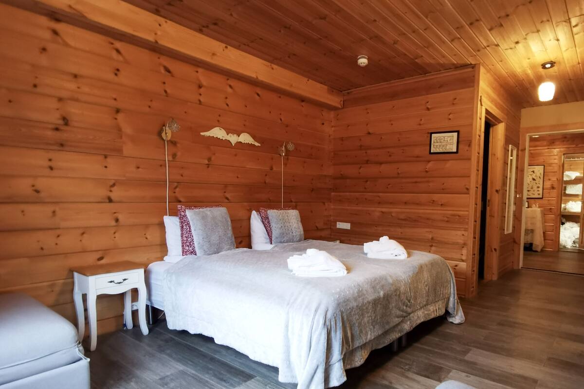 triple room, private bathroom | 1 bedroom, desk, blackout curtains, iron/ironing board