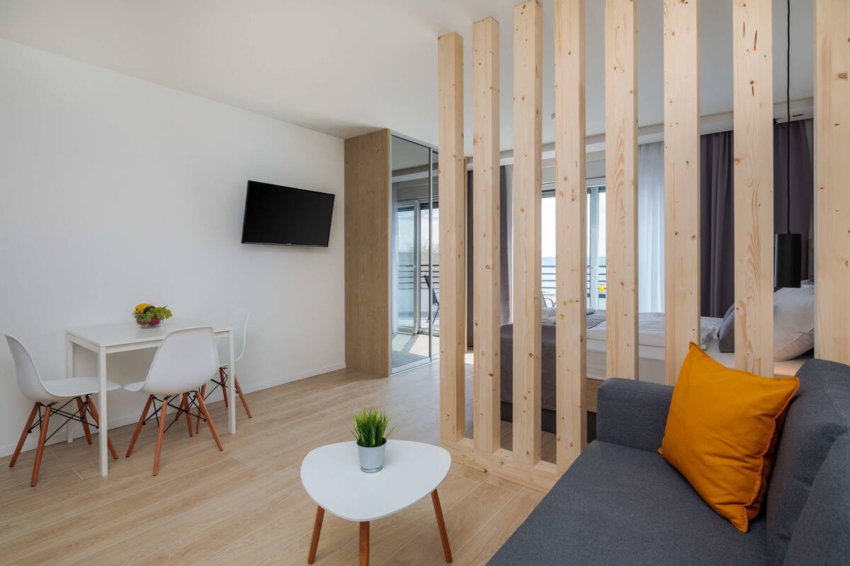 Estúdio conforto, sacada, vista para o mar | Cofres nos quartos, escrivaninha, espaço de trabalho para notebook
