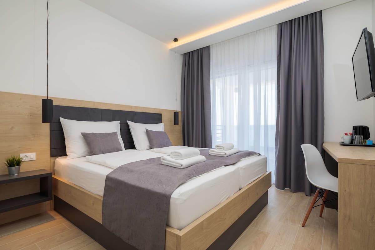 Quarto casal, sacada, vista para o mar | Cofres nos quartos, escrivaninha, espaço de trabalho para notebook