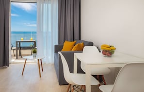 Superior studio, balkon, uitzicht op zee | Een kluis op de kamer, een bureau, een laptopwerkplek