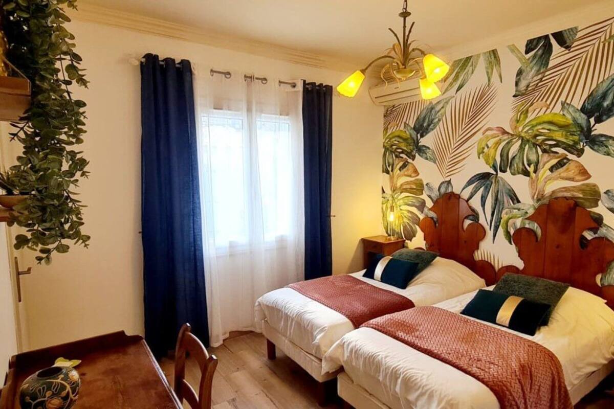 Individuell dekoriert, individuell eingerichtet, Bügeleisen/Bügelbrett