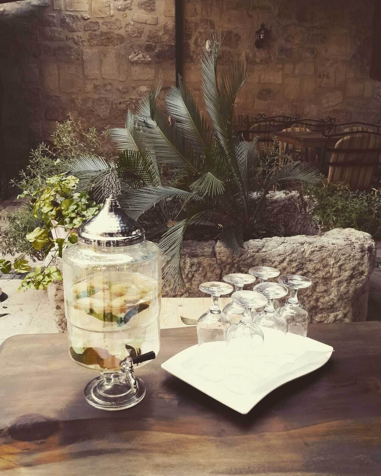 breakfast, lunch, dinner served; international cuisine