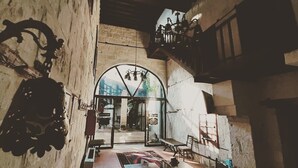 Un intérieur doté d’une grande porte en arc de cercle, d’un escalier et d’une vue sur l’extérieur.