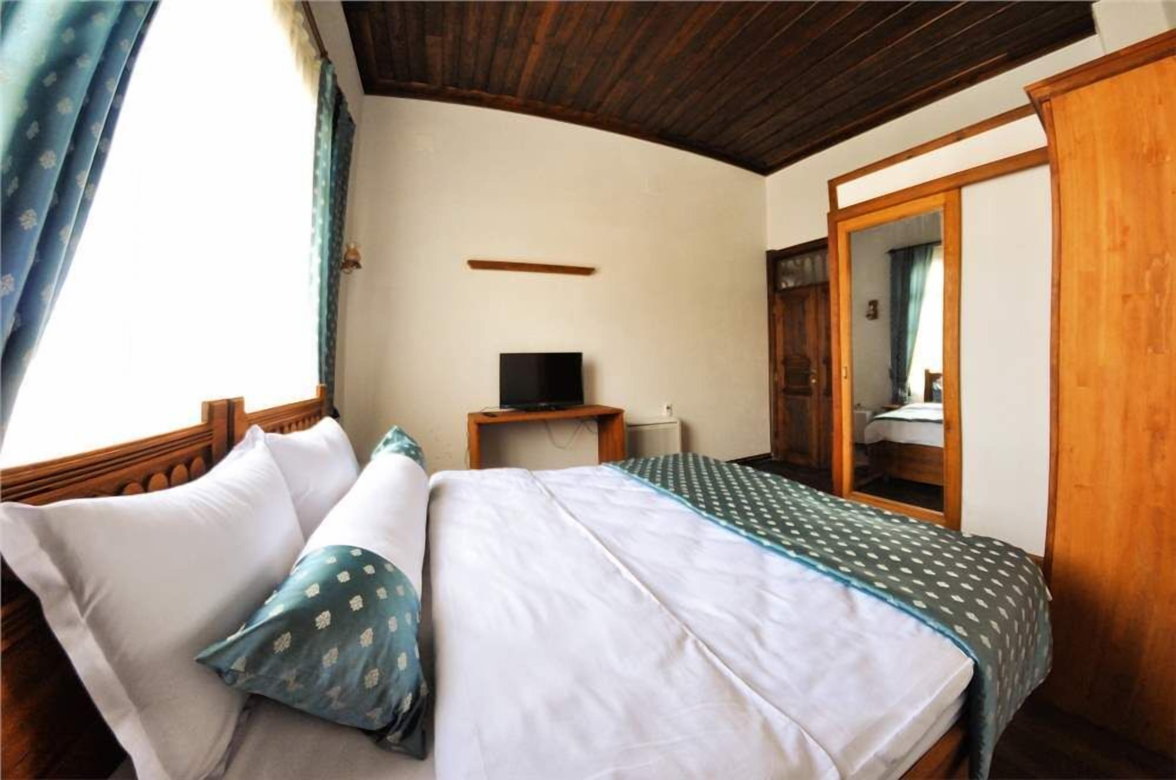 standard double or twin room | minibar, free rollaway beds, free wifi, bed sheets