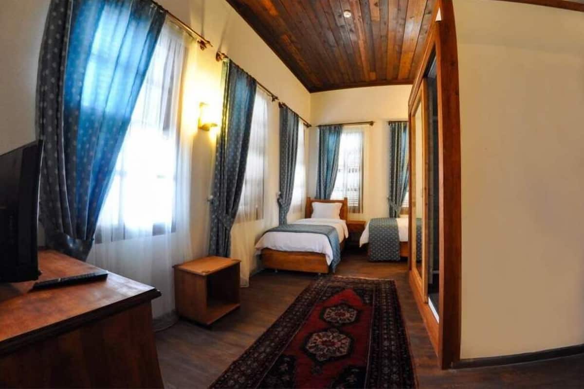 standard quadruple room | minibar, free rollaway beds, free wifi, bed sheets