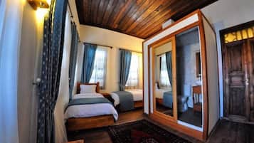 Standard Quadruple Room | Minibar, free rollaway beds, free WiFi, bed sheets