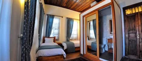 Habitación cuádruple estándar | Minibar, camas supletorias gratuitas, wifi gratis y ropa de cama