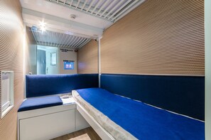 Basic Single Room (Capsule - Public Bathroom in Apt) - ZZZleepandGo MXP (Ferno)