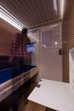 Basic Single Room (Capsule - Public Bathroom in Apt)