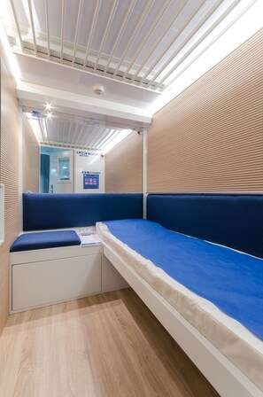 Basic Single Room (Capsule - Public Bathroom in Apt)