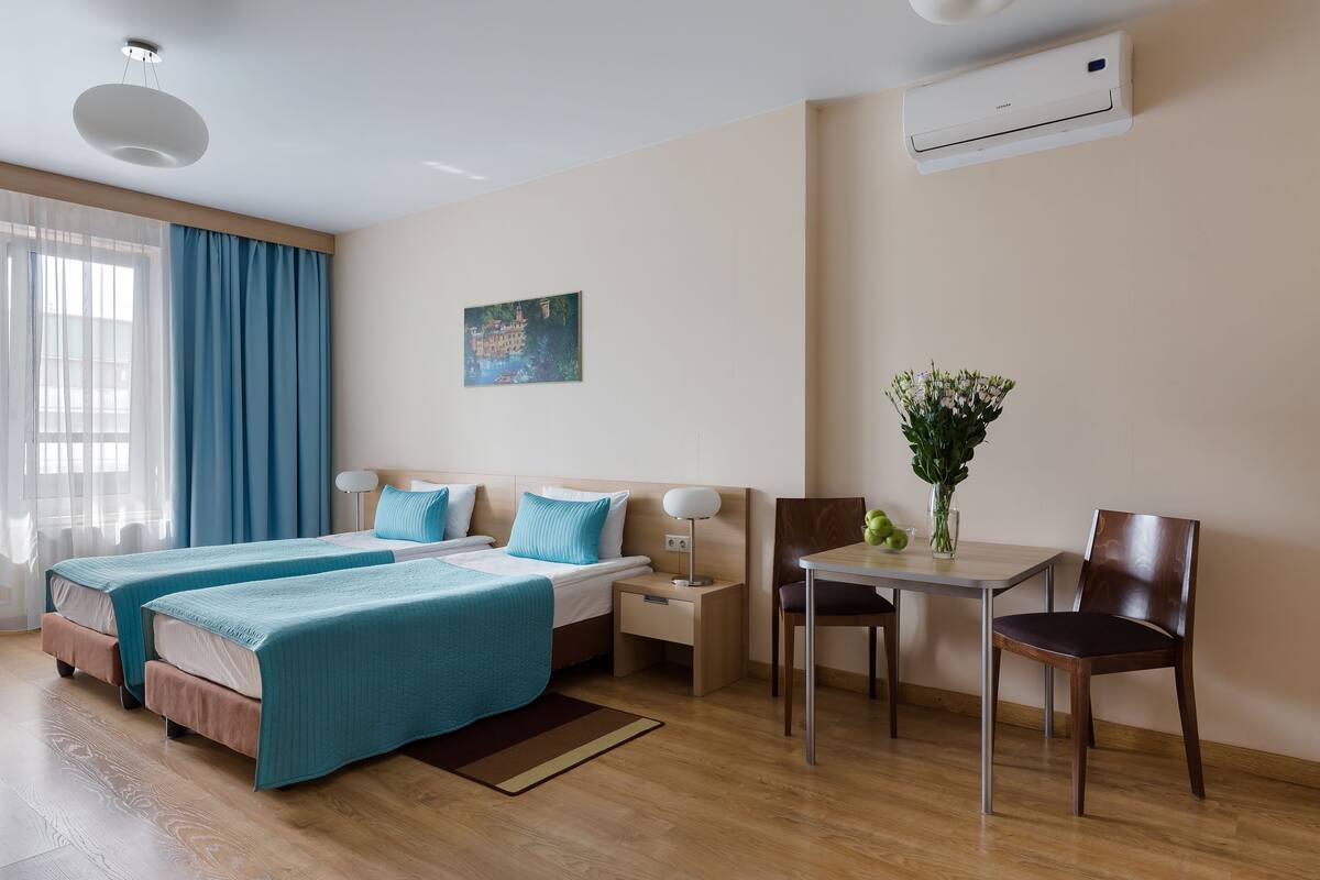 Business Twin Room | In-room safe, desk, laptop workspace, blackout curtains