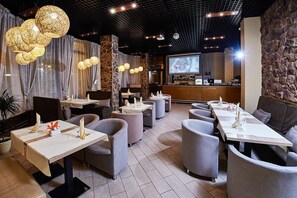 Daily buffet breakfast (RUB 430 per person)