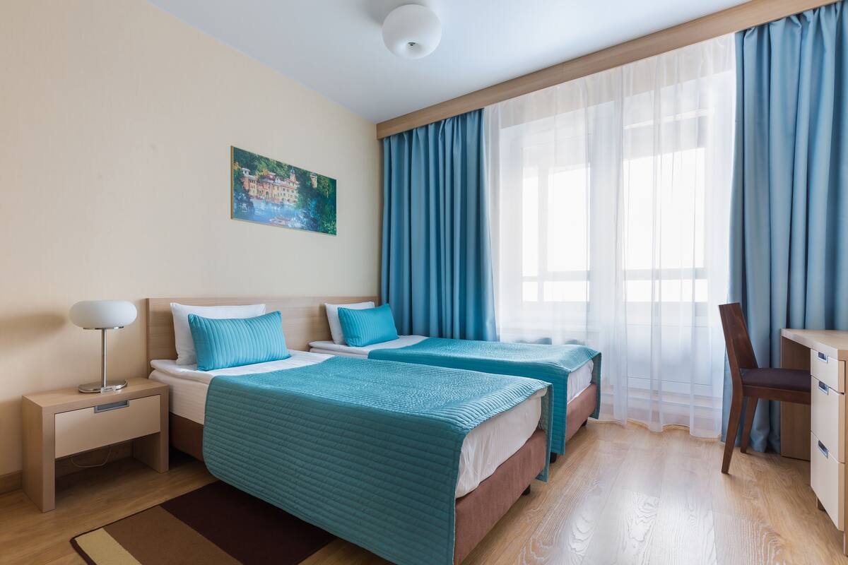 Standard Twin Room | In-room safe, desk, laptop workspace, blackout curtains