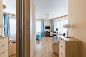 Comfort Studio | In-room safe, desk, laptop workspace, blackout curtains