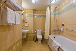 Deluxe Room | Bathroom | Free toiletries, hair dryer, towels