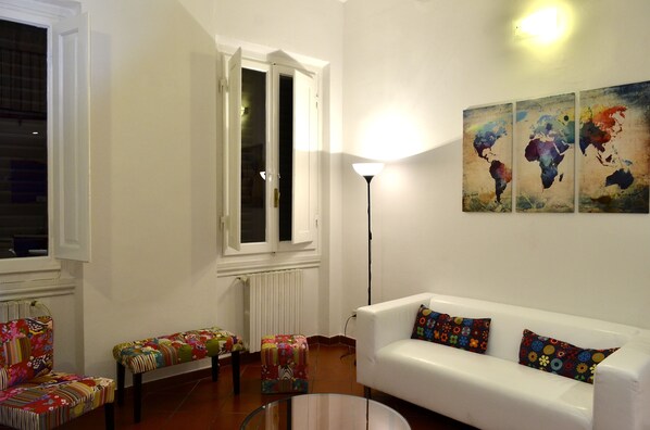 Basic-Apartment, 3 Schlafzimmer | Wohnzimmer | Flachbildfernseher