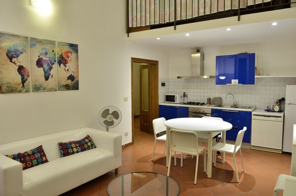 شقة بتجهيزات أساسية - ٣ غرف نوم | غرفة المعيشة | تلفزيون بشاشة مسطحة