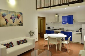 Basic-Apartment, 3 Schlafzimmer | Wohnzimmer | Flachbildfernseher