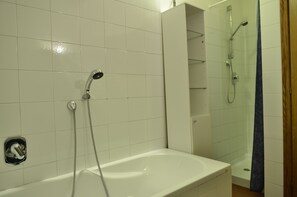 شقة بتجهيزات أساسية - ٣ غرف نوم | حمام | أحواض استحمام وحجيرات دش منفصلة، مراحيض شطف، مناشف، صابون