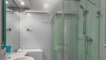 Chuveiro, secador de cabelo, toalhas de banho, shampoo