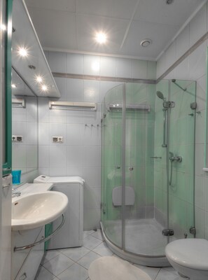 Shower, hair dryer, towels, shampoo