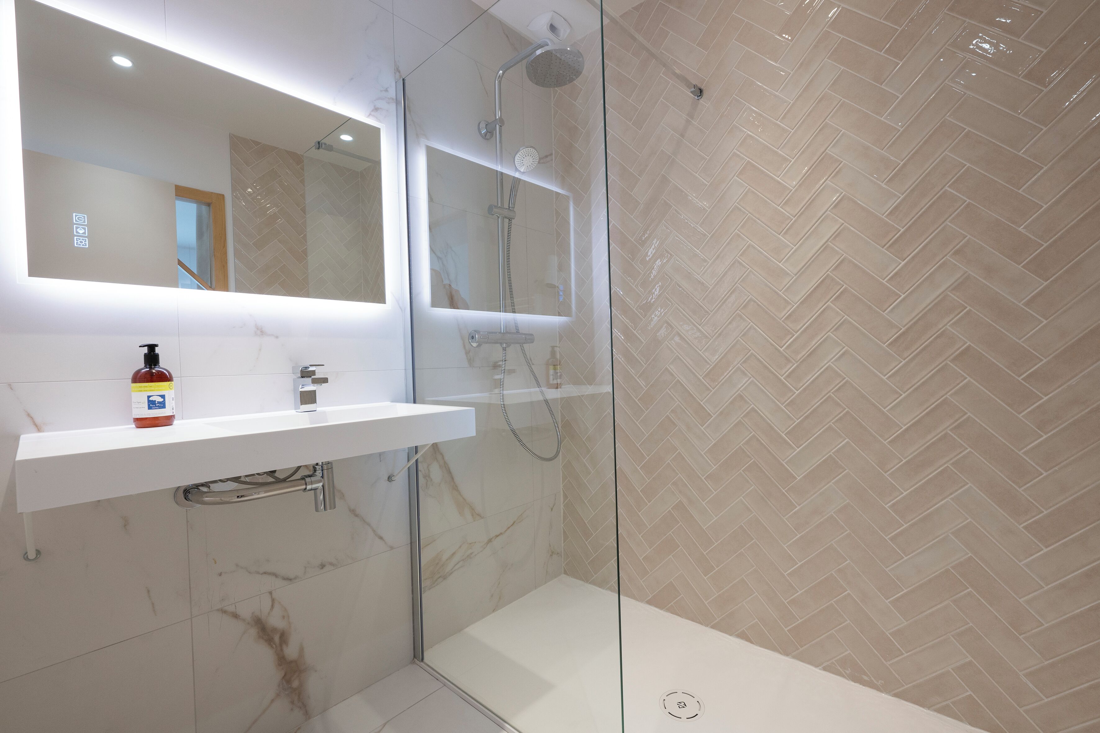 Quarto duplo superior | Banheiro | Chuveiro, chuveiro com efeito de chuva
