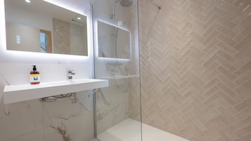 Quarto duplo superior | Banheiro | Chuveiro, chuveiro com efeito de chuva