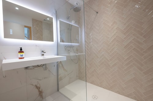 Superior Twin Room | Bathroom