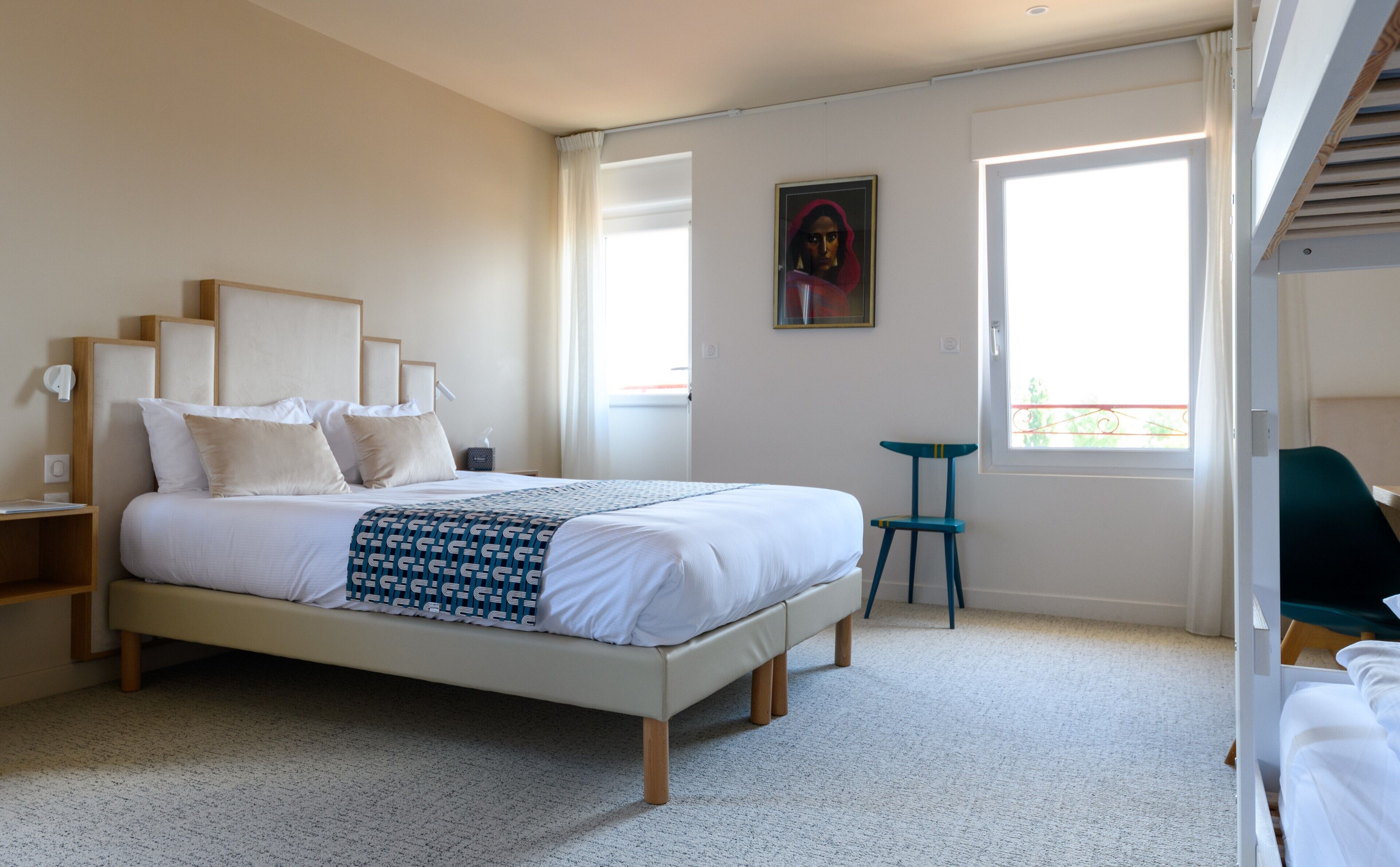 Quarto quádruplo, 1 quarto, sacada | Cofres nos quartos, espaço de trabalho para notebook