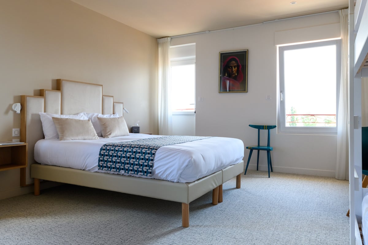 Quarto quádruplo, 1 quarto, sacada | Cofres nos quartos, espaço de trabalho para notebook