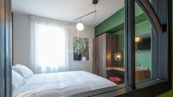 In-room safe, laptop workspace, iron/ironing board, free WiFi