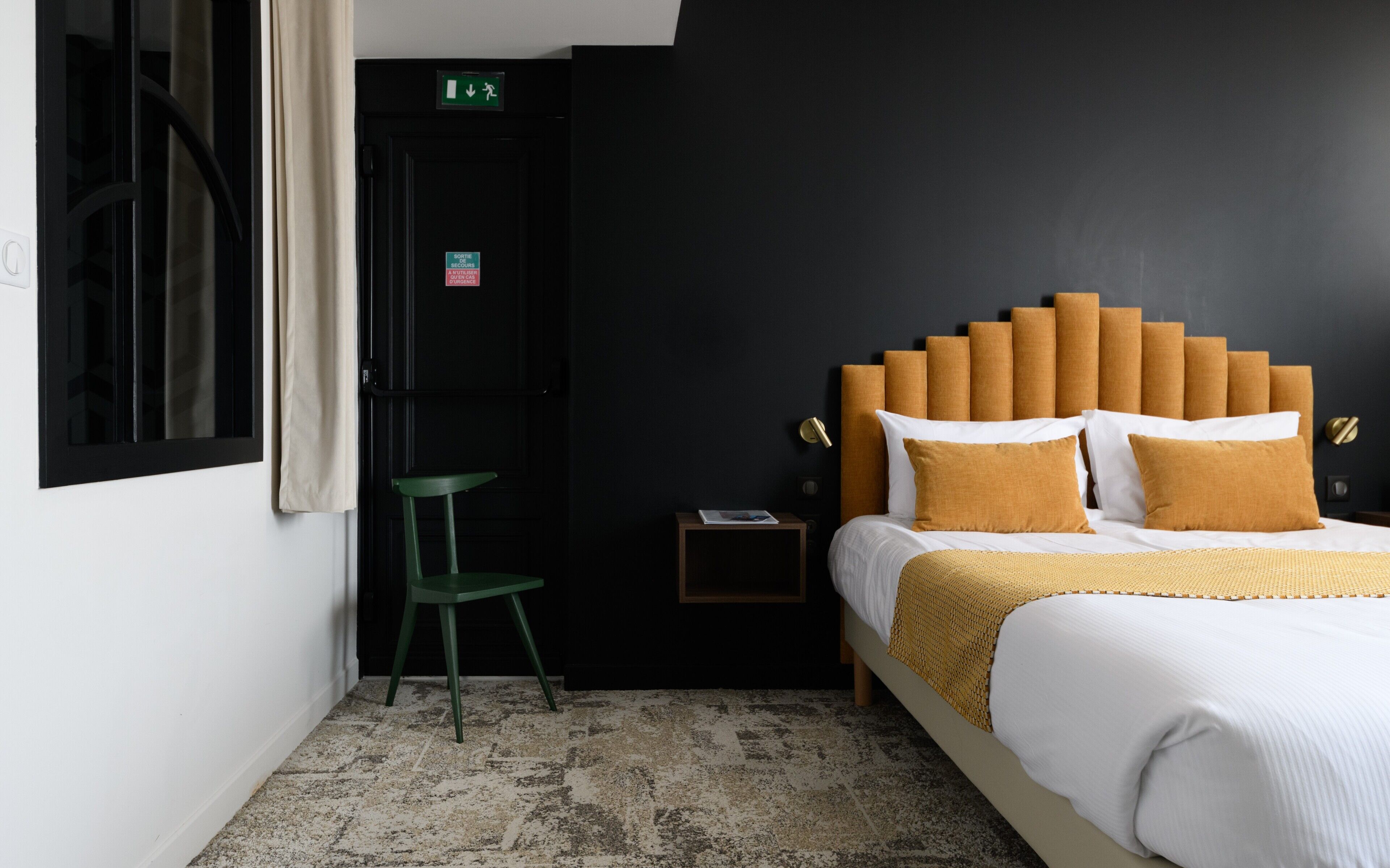 Cofres nos quartos, espaço de trabalho para notebook