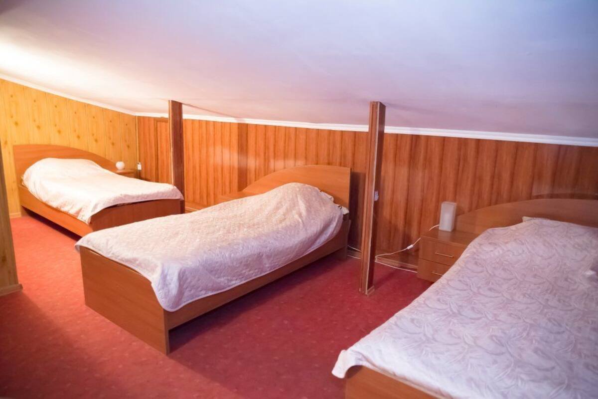 Economy driepersoonskamer | 1 slaapkamer, luxe beddengoed, een bureau, een strijkplank/strijkijzer
