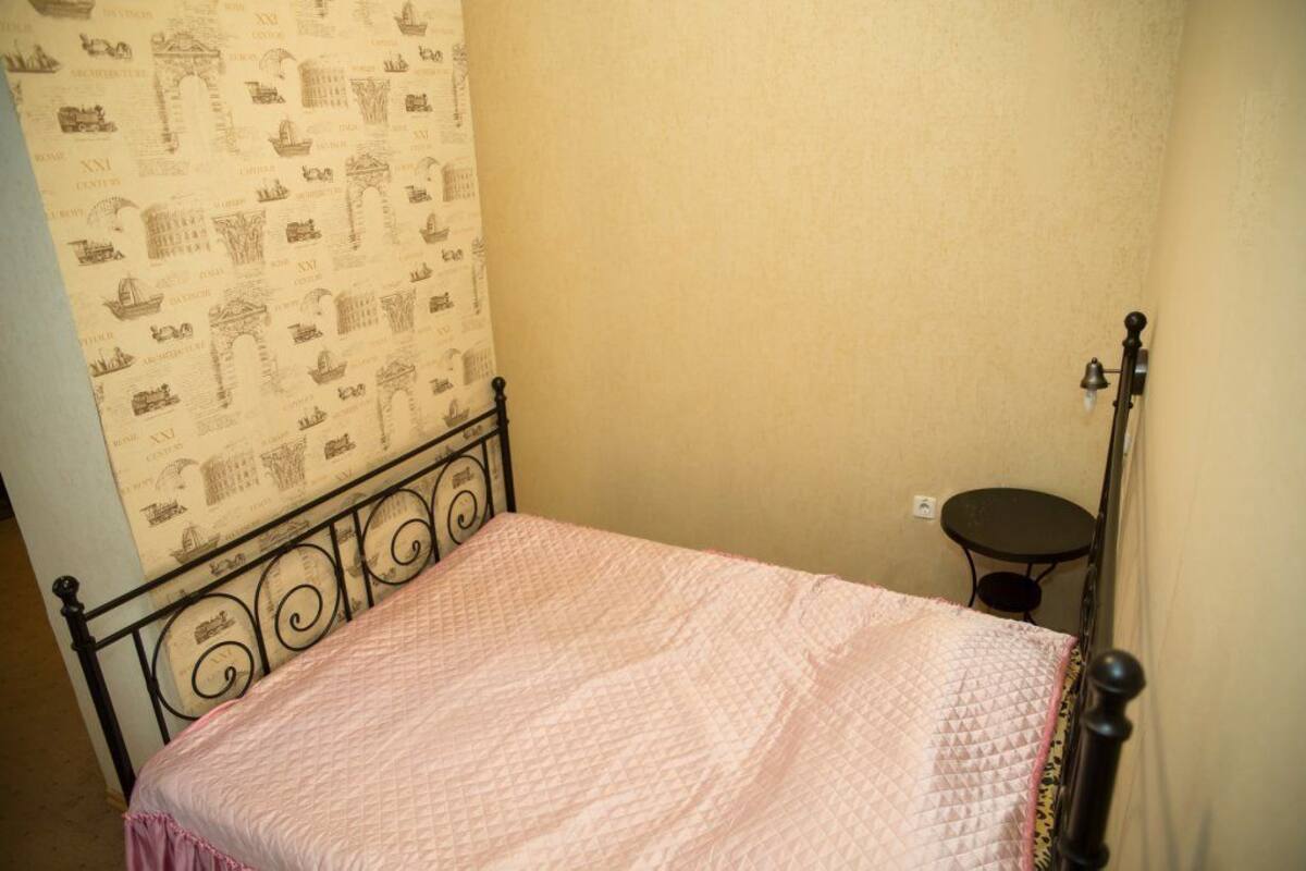 Standaard tweepersoonskamer, balkon | 1 slaapkamer, luxe beddengoed, een bureau, een strijkplank/strijkijzer