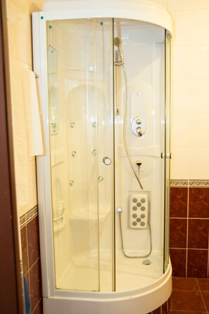 Luxury Room | Bathroom | Free toiletries, hair dryer, towels - Europe Hotel (Ulyanovsk)