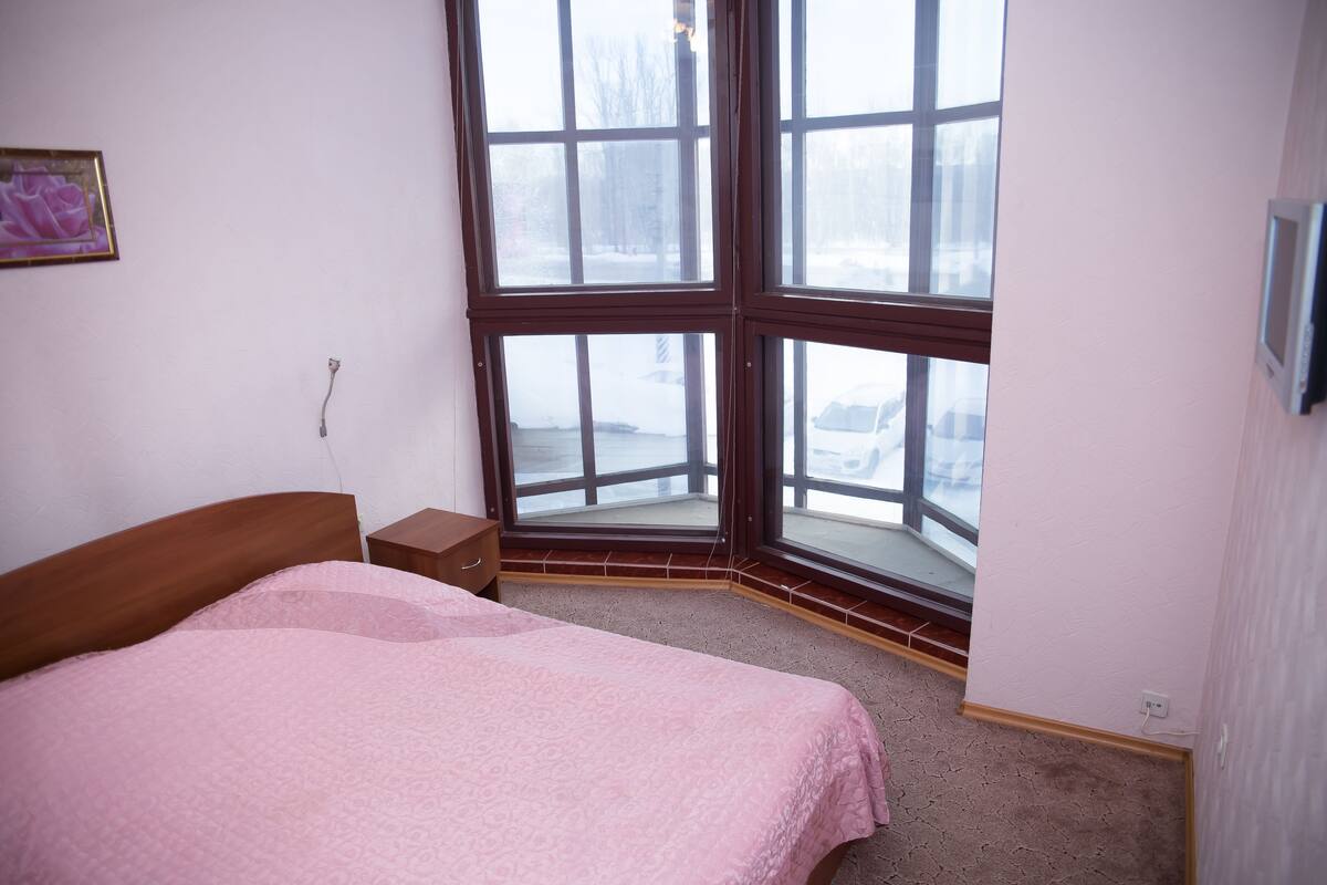 Luxe kamer | 1 slaapkamer, luxe beddengoed, een bureau, een strijkplank/strijkijzer
